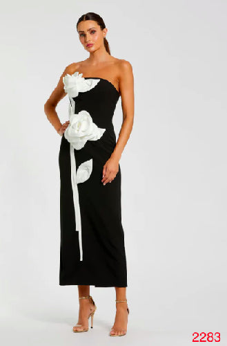 Vestido midi con flor blanca