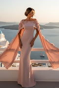 Vestido largo elegante de crepé con mangas capa.
