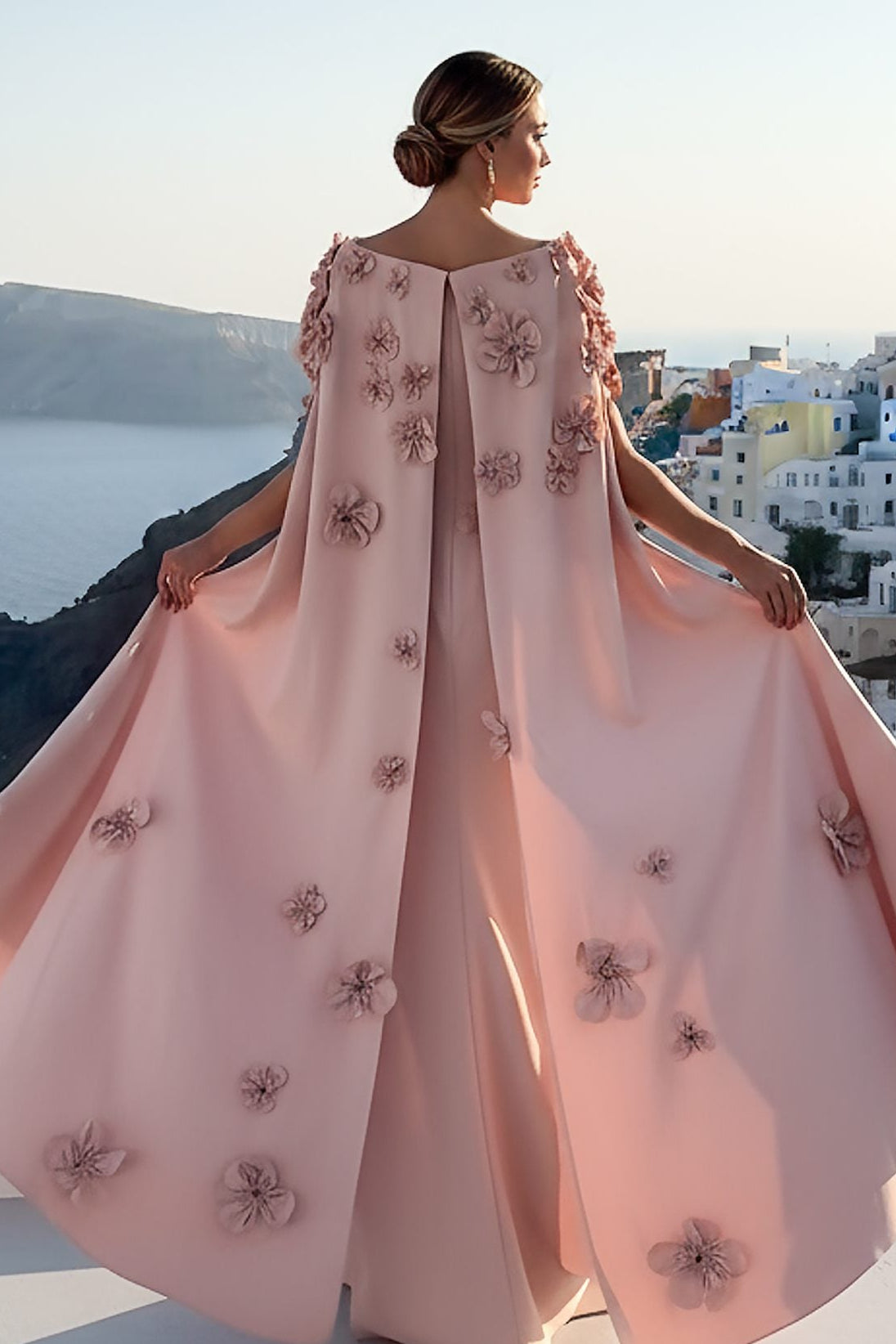 Vestido largo elegante de crepé con mangas capa.