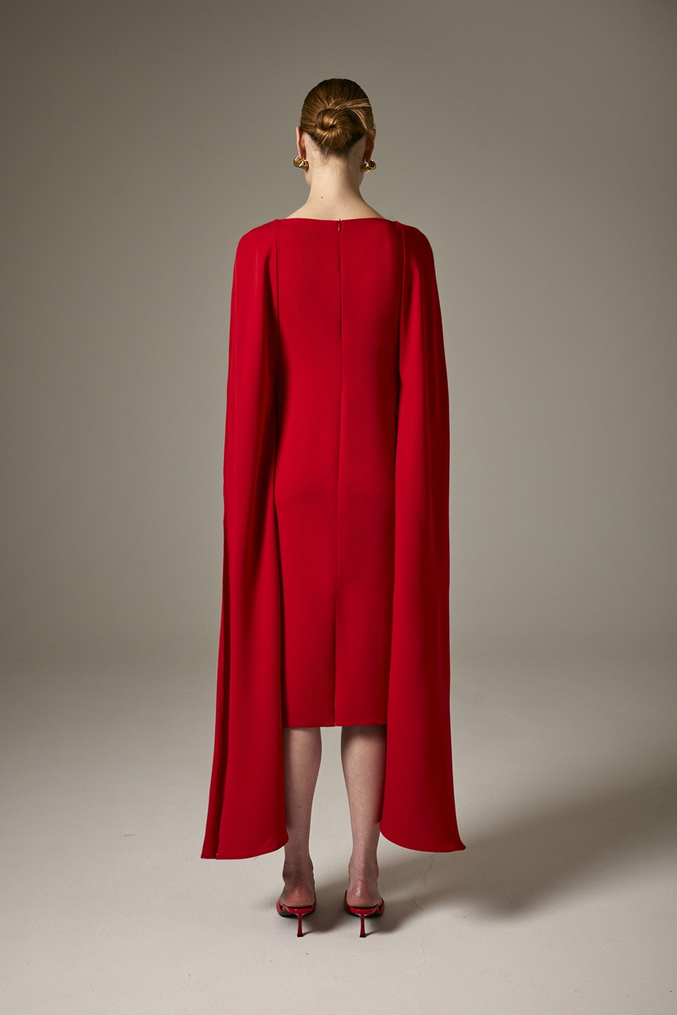 Vestido Rojo Midi con Capa Elegante