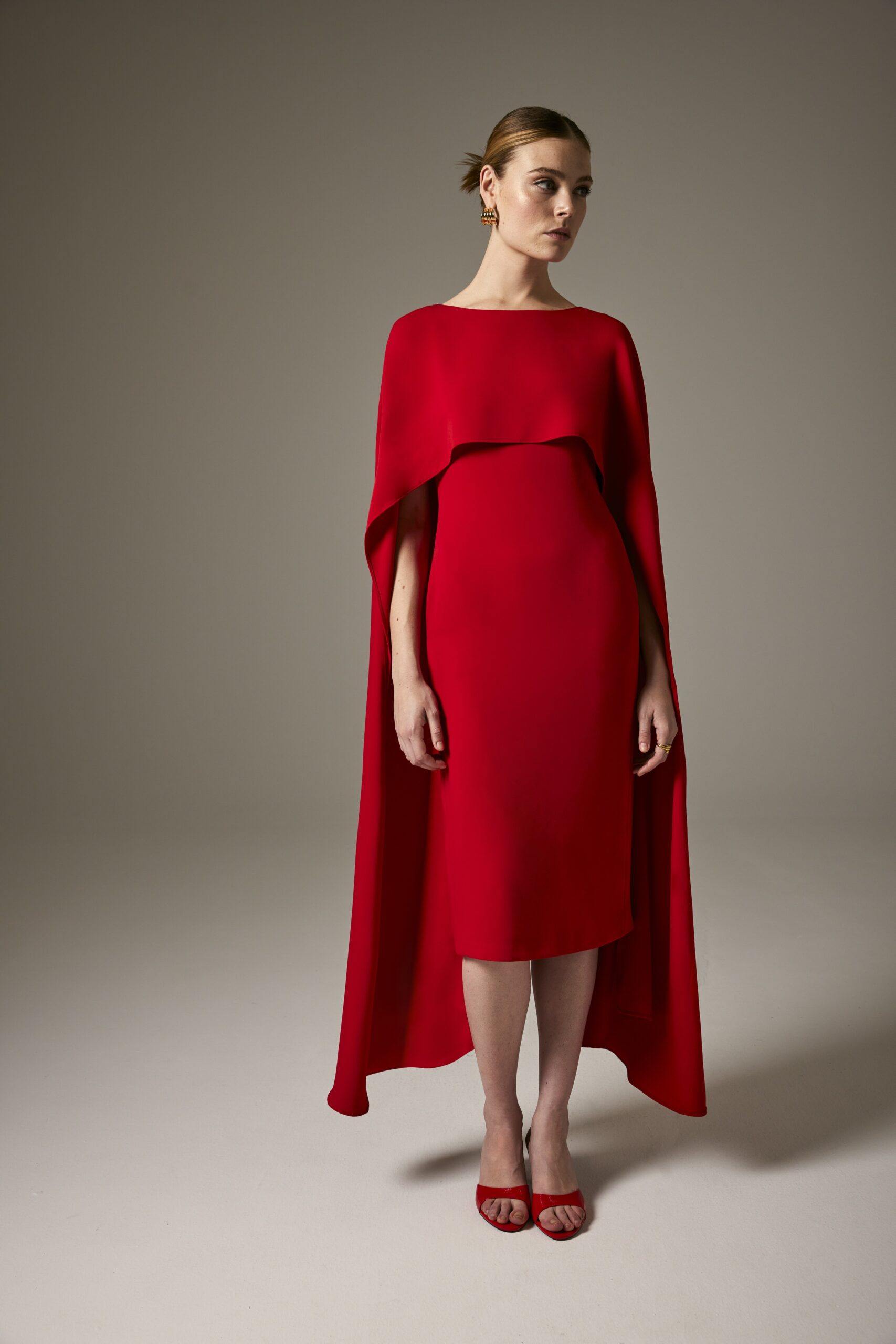 Vestido Rojo Midi con Capa Elegante