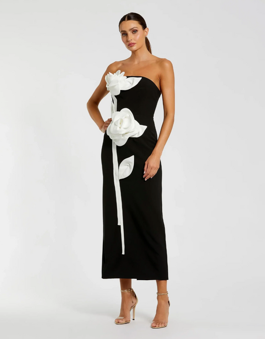 Vestido Negro Strapless con Detalle de Flores en 3D
