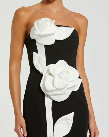 Vestido Negro Strapless con Detalle de Flores en 3D