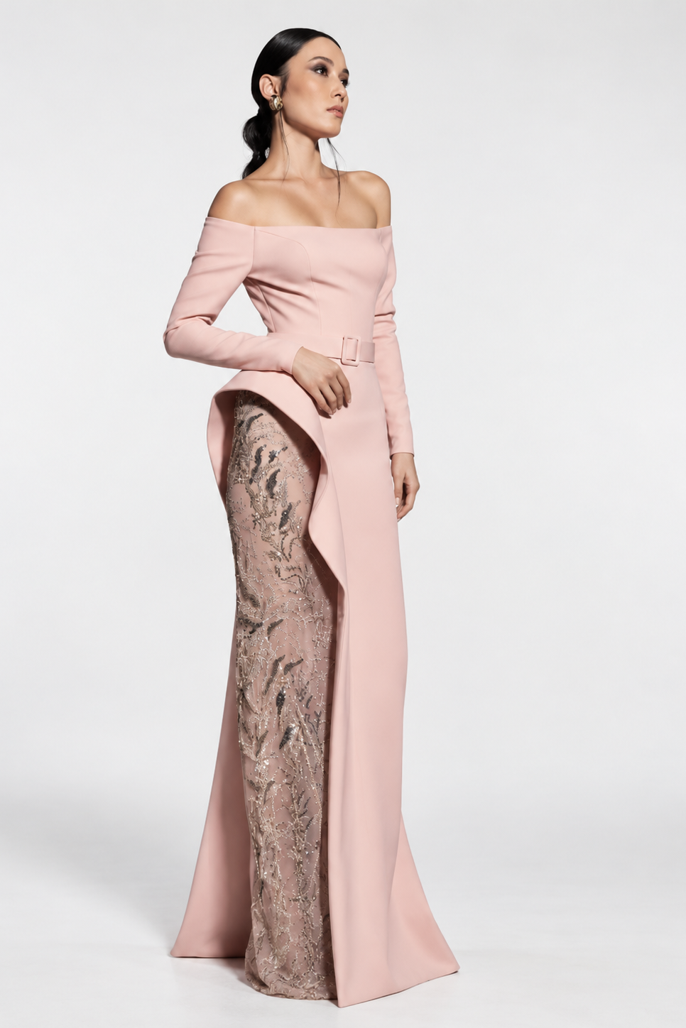 Vestido Off-Shoulder con Abertura y Detalles de Lentejuelas