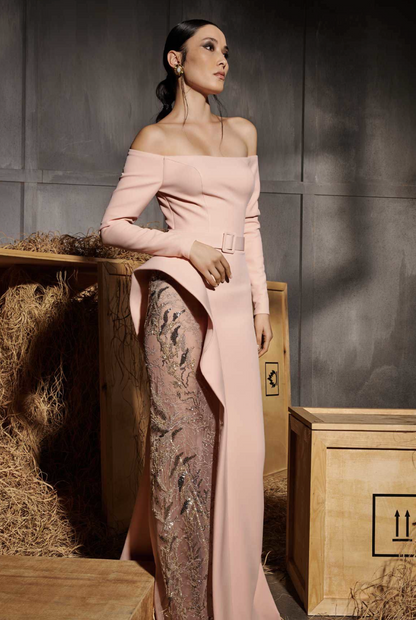 Vestido Off-Shoulder con Abertura y Detalles de Lentejuelas