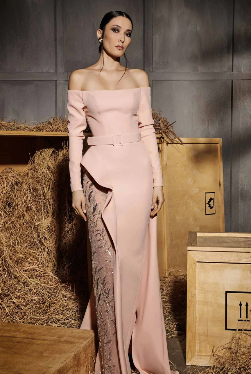 Vestido Off-Shoulder con Abertura y Detalles de Lentejuelas