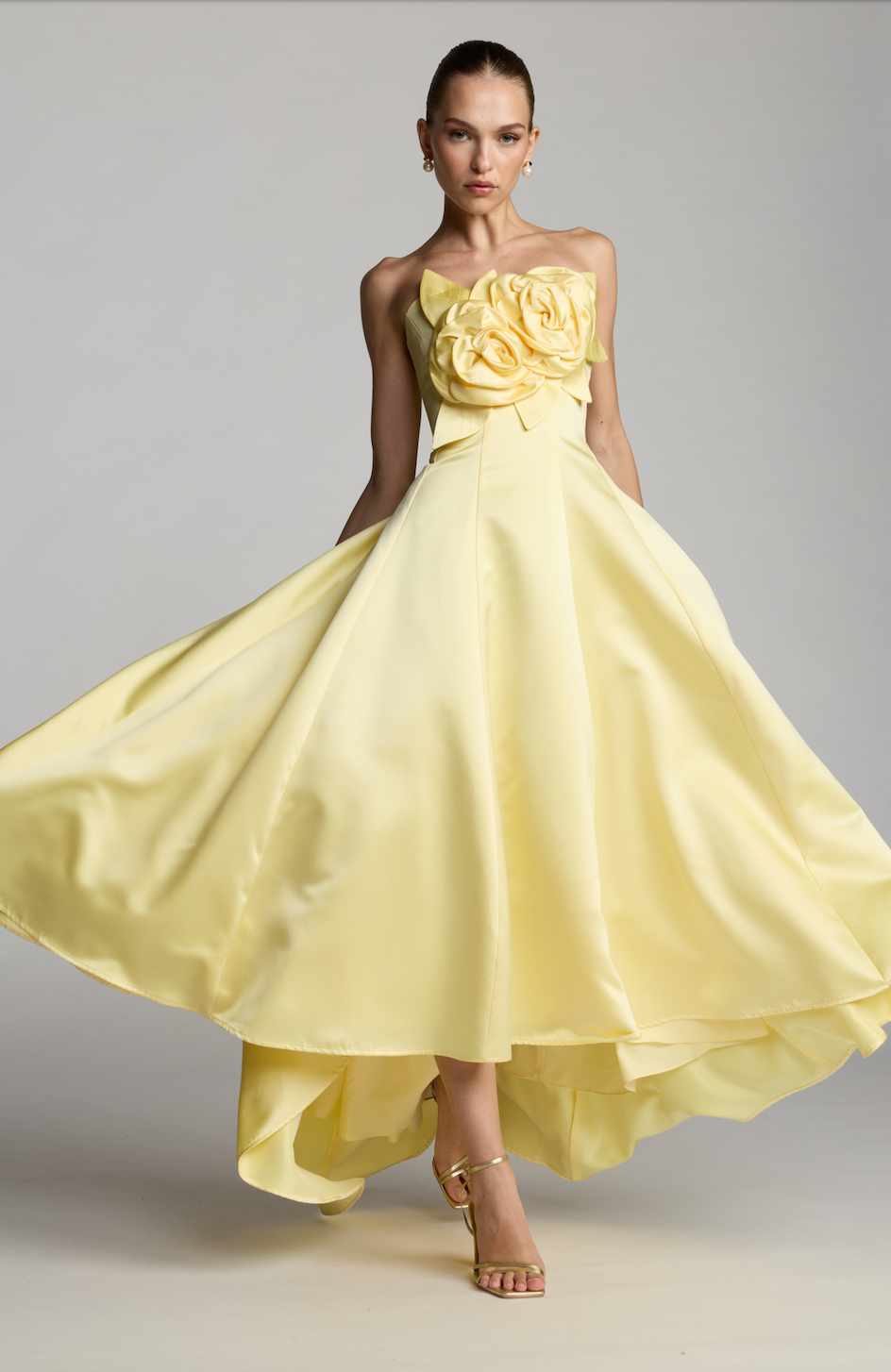 Vestido Amarillo con Flor 3D